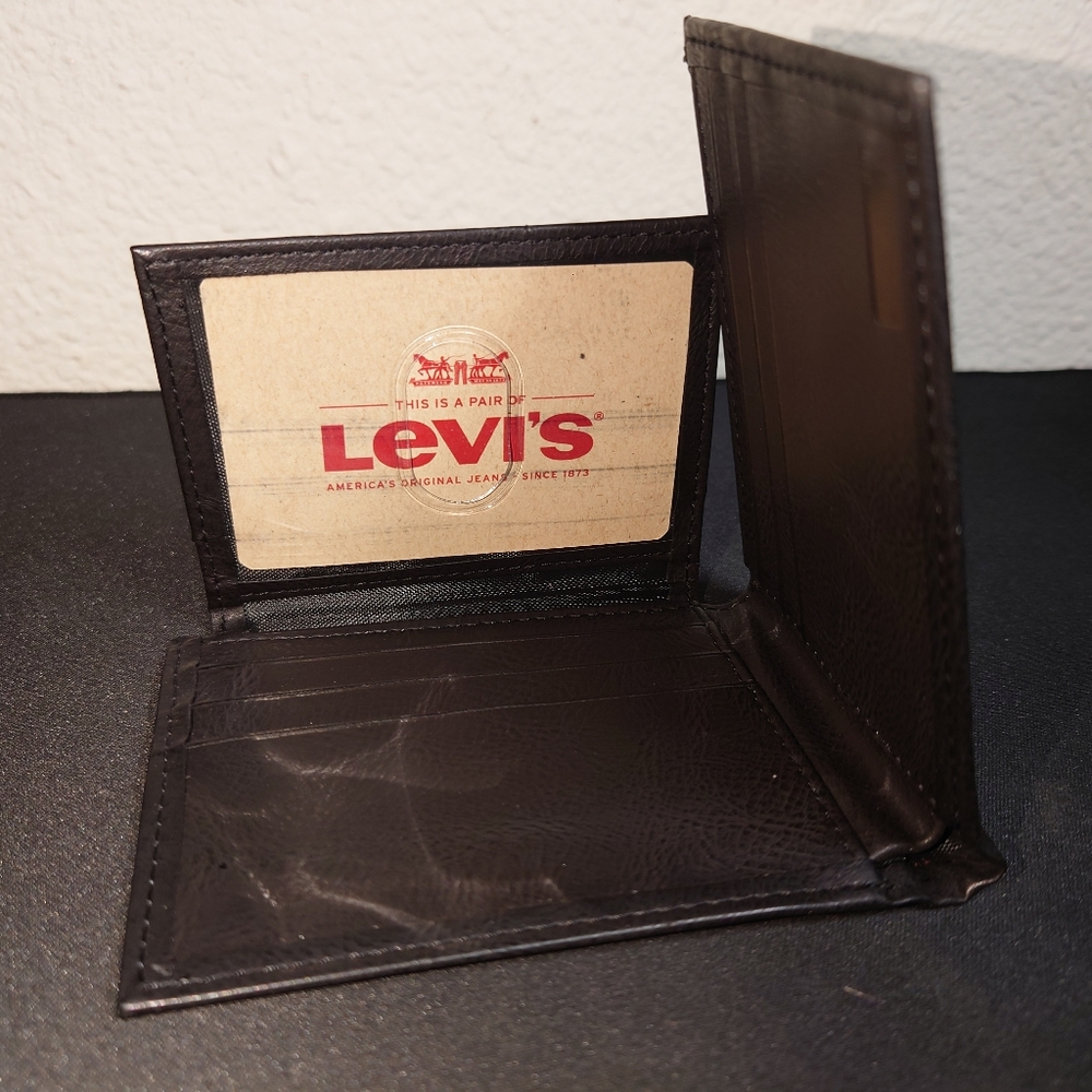 NEW Levi's bifold wallet